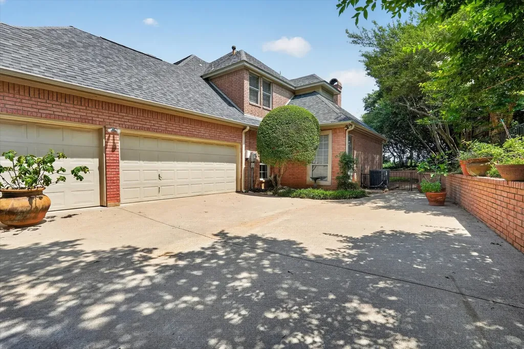 702 Buttermilk Drive Arlington TX 76006