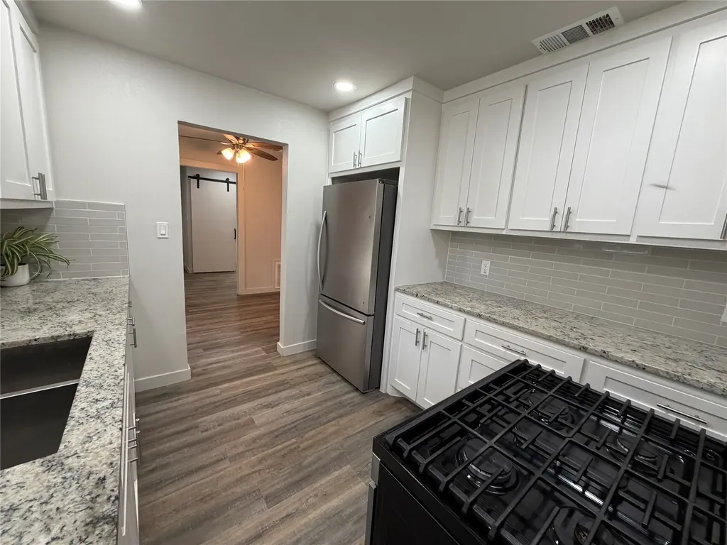 809 S Van Buren Mcgregor TX 76657