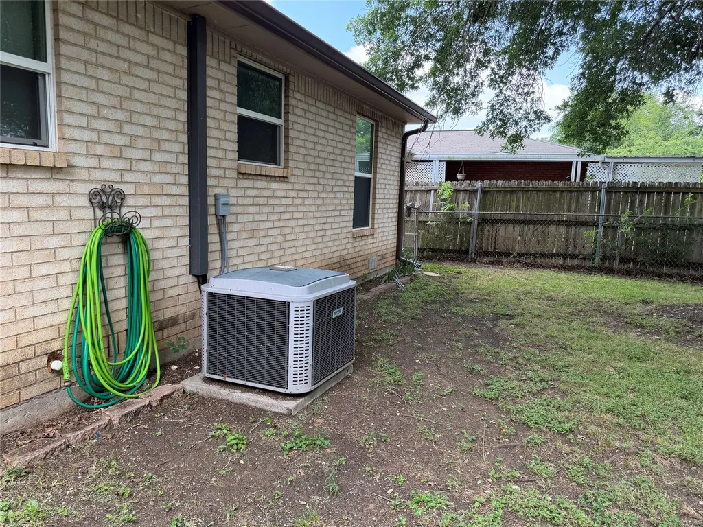 809 S Van Buren Mcgregor TX 76657