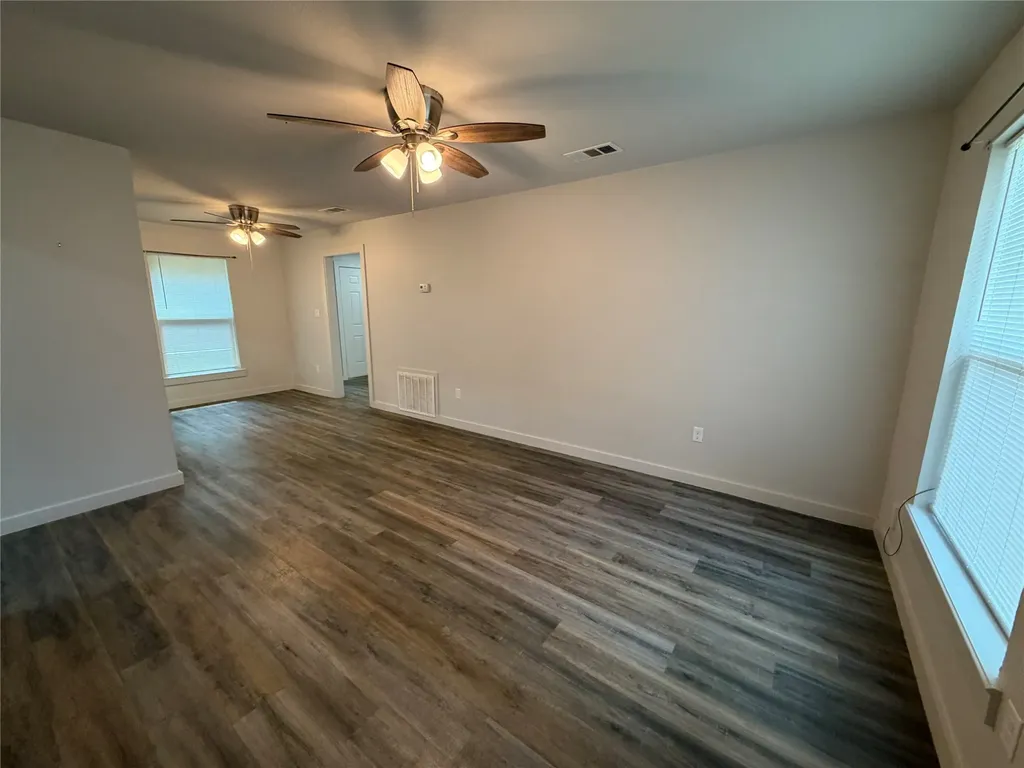 809 S Van Buren Mcgregor TX 76657
