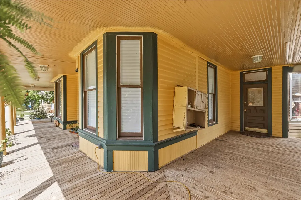 607 Coggin Avenue Brownwood TX 76801