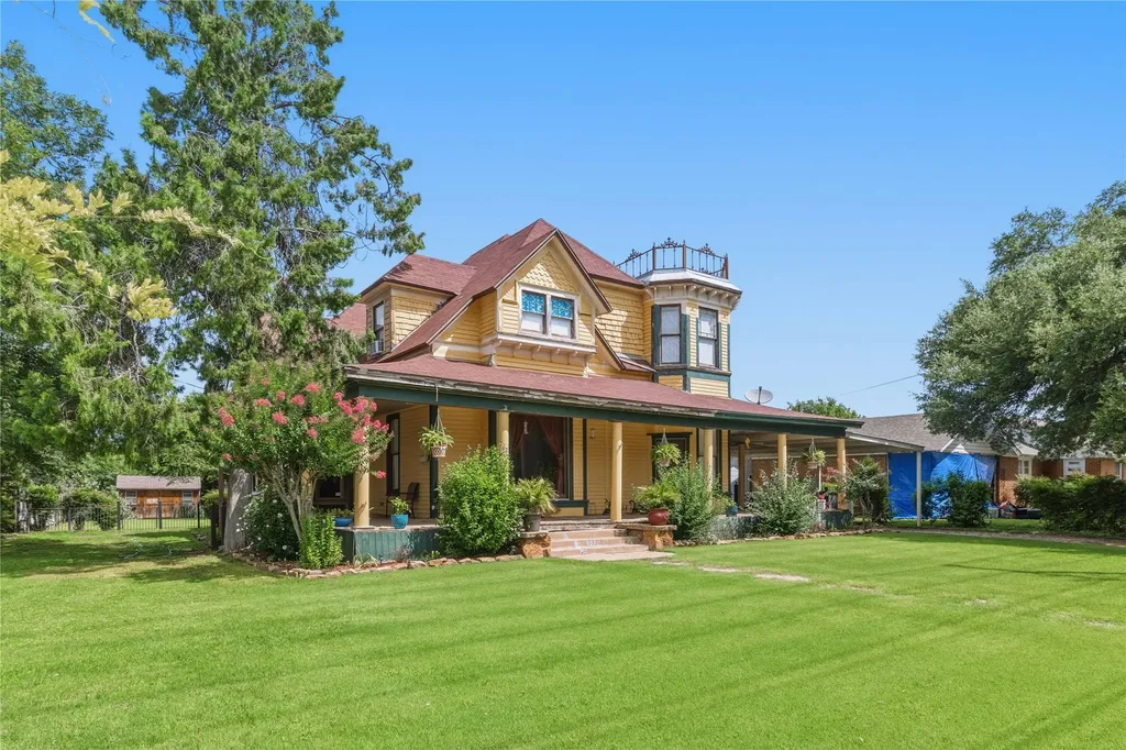 607 Coggin Avenue Brownwood TX 76801