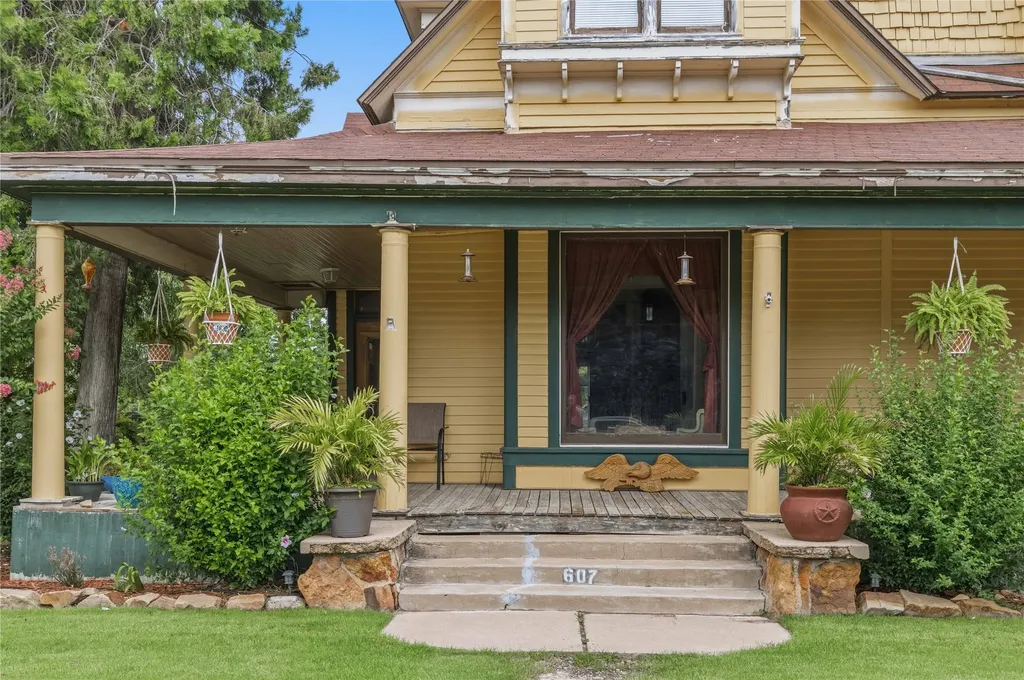 607 Coggin Avenue Brownwood TX 76801