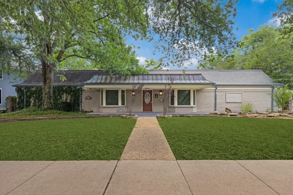 800 N Bishop Avenue Dallas TX 75208