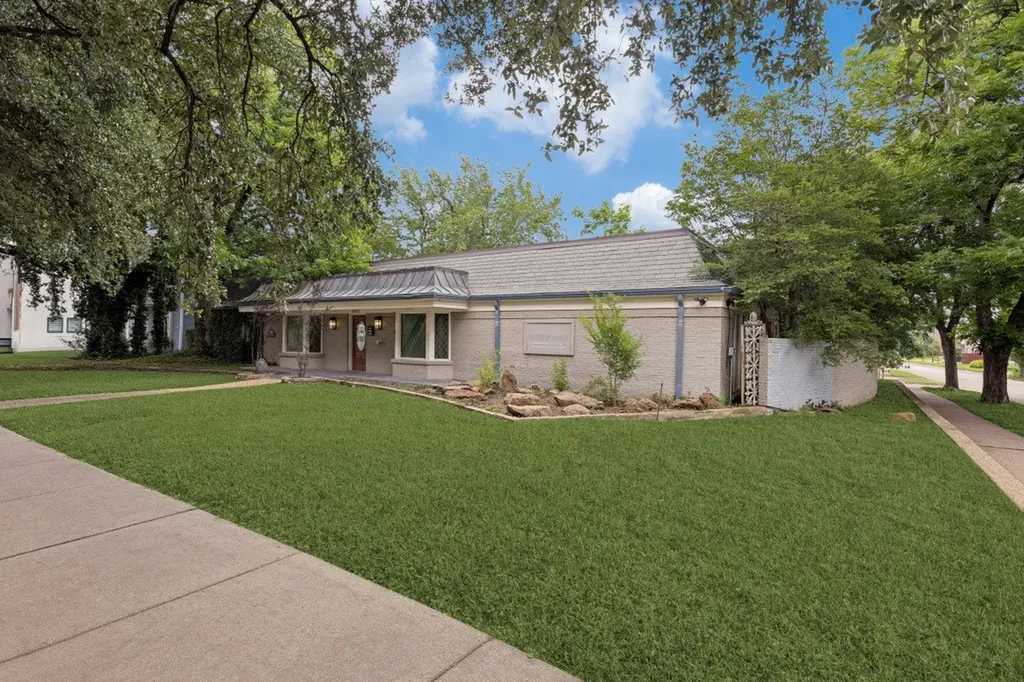 800 N Bishop Avenue Dallas TX 75208