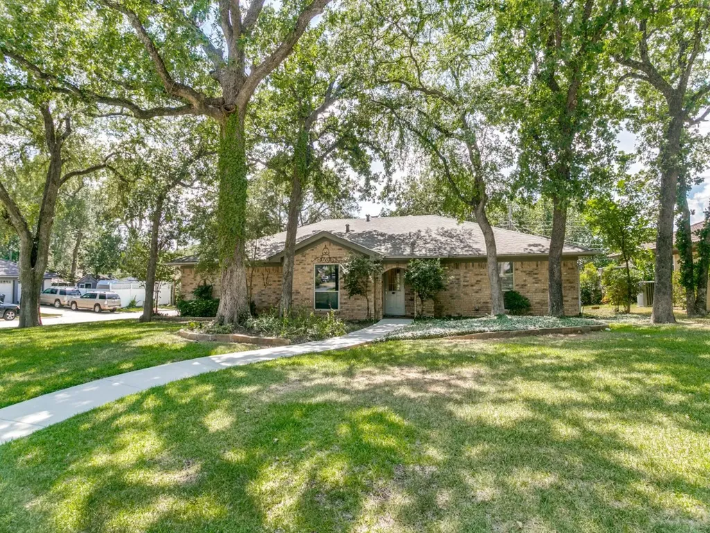 2201 Cambridge Drive Hurst TX 76054