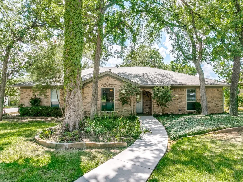 2201 Cambridge Drive Hurst TX 76054