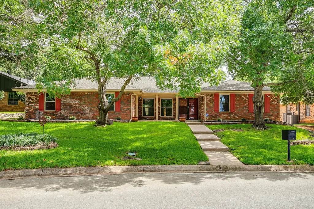 1800 Briarcrest Lane Arlington TX 76012