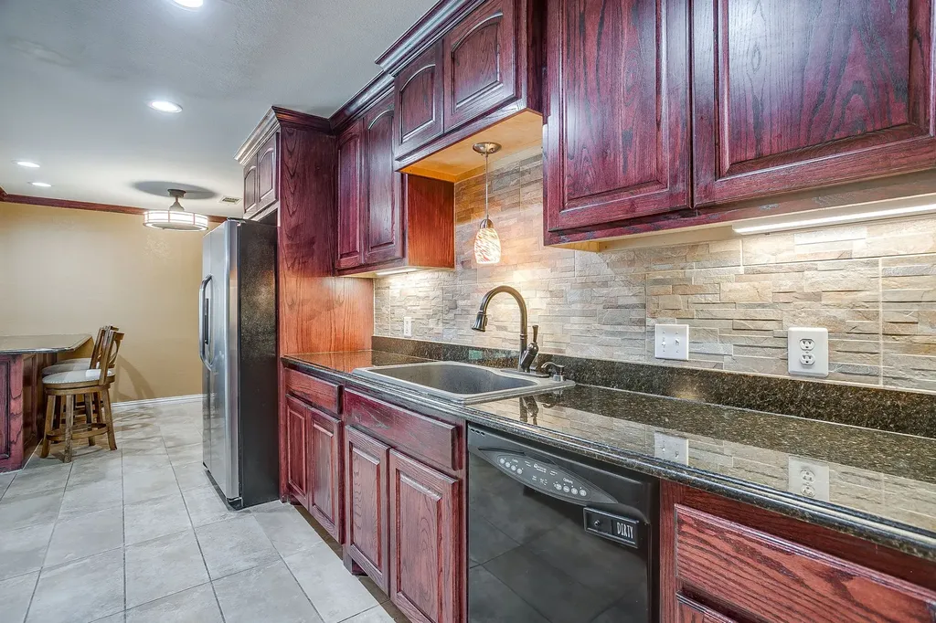 1800 Briarcrest Lane Arlington TX 76012