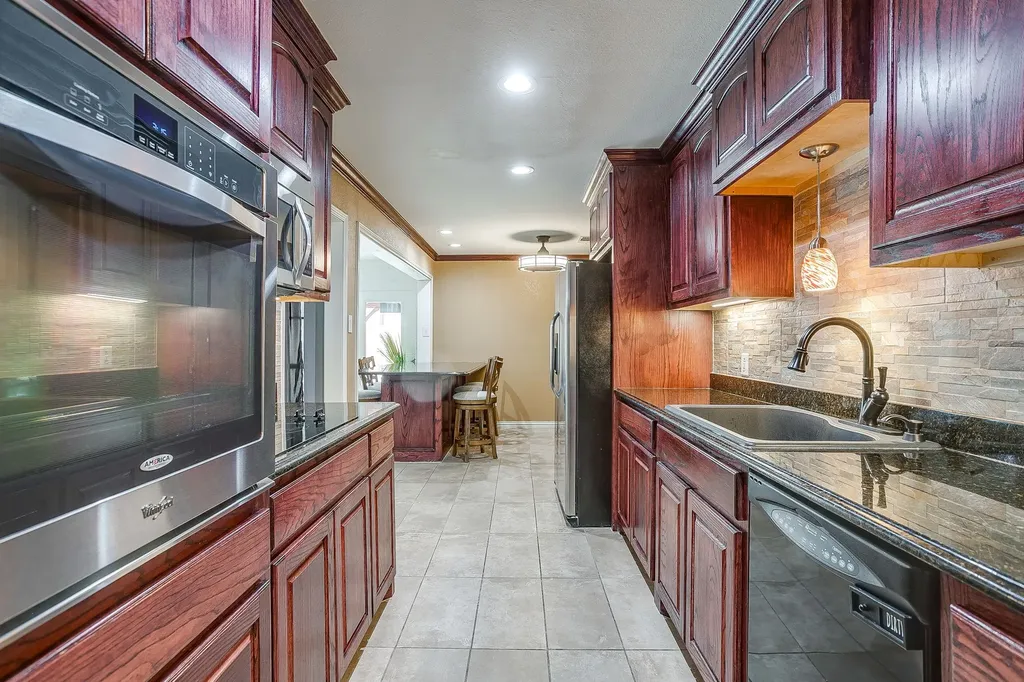 1800 Briarcrest Lane Arlington TX 76012
