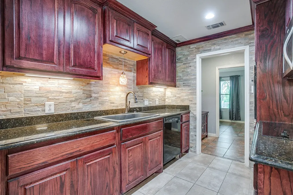 1800 Briarcrest Lane Arlington TX 76012