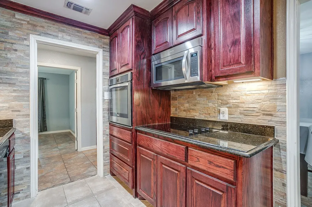 1800 Briarcrest Lane Arlington TX 76012