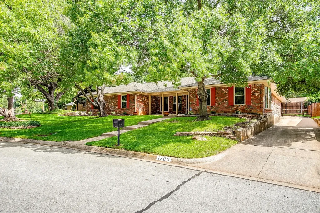1800 Briarcrest Lane Arlington TX 76012