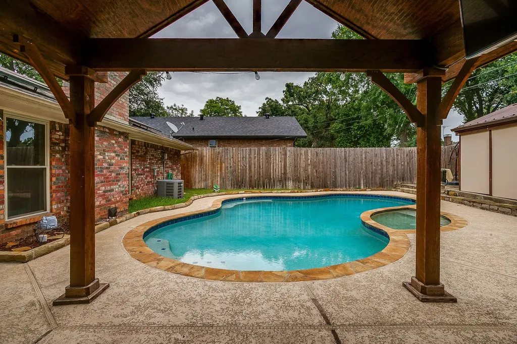 1800 Briarcrest Lane Arlington TX 76012