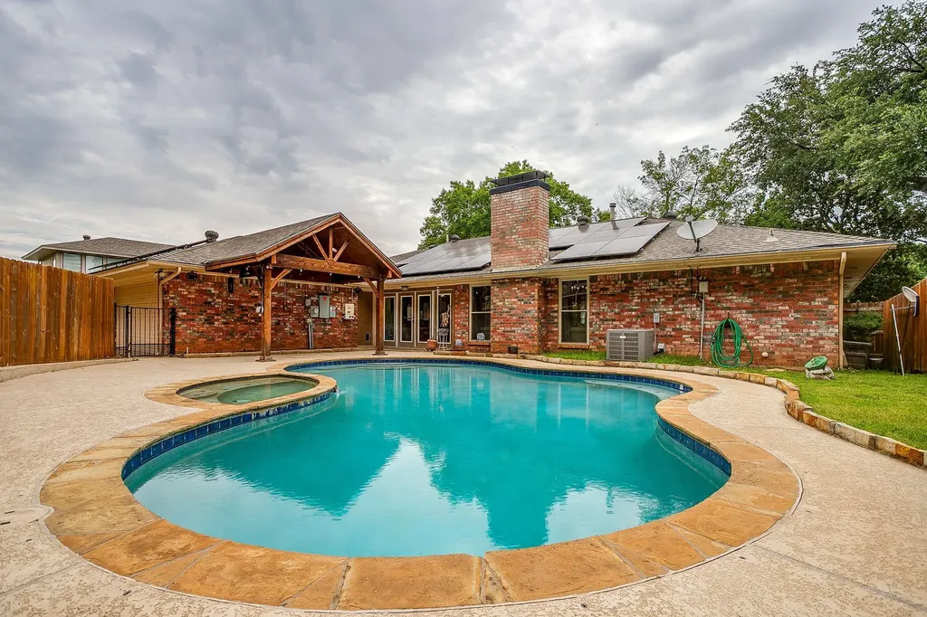 1800 Briarcrest Lane Arlington TX 76012