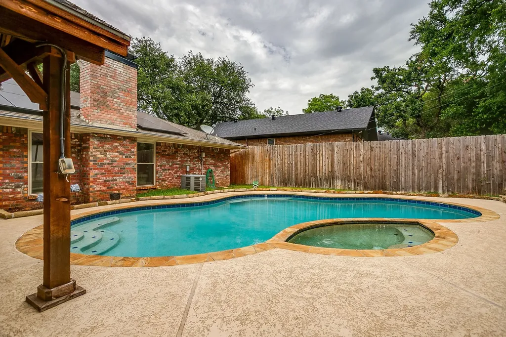 1800 Briarcrest Lane Arlington TX 76012