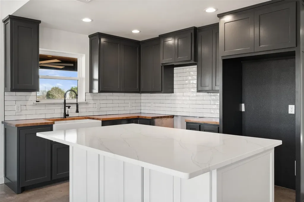 1053 Bluff Creek Drive Strawn TX 76475