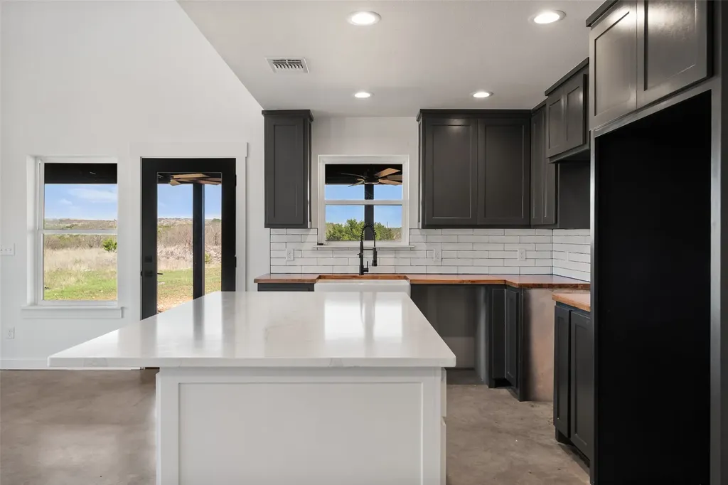 1053 Bluff Creek Drive Strawn TX 76475