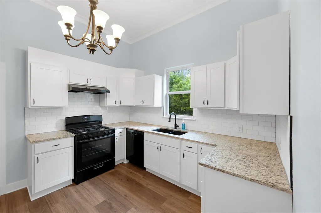 607 W 3rd Street Eddy TX 76524