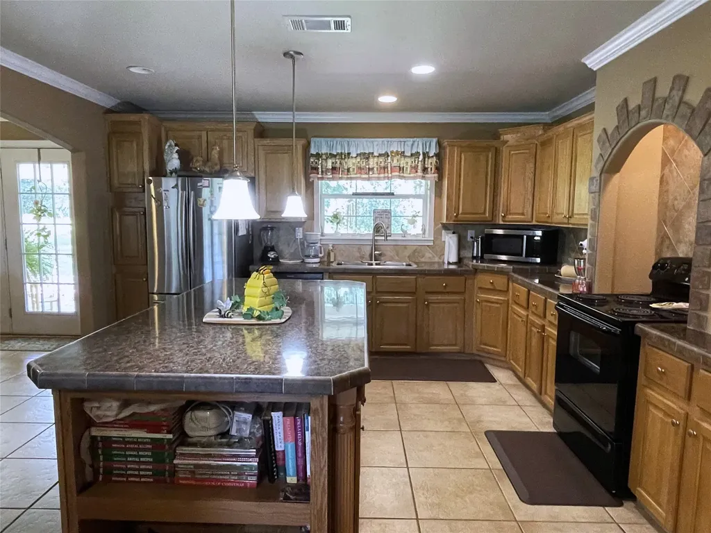 1666 Us Highway 84 Oakwood TX 75855