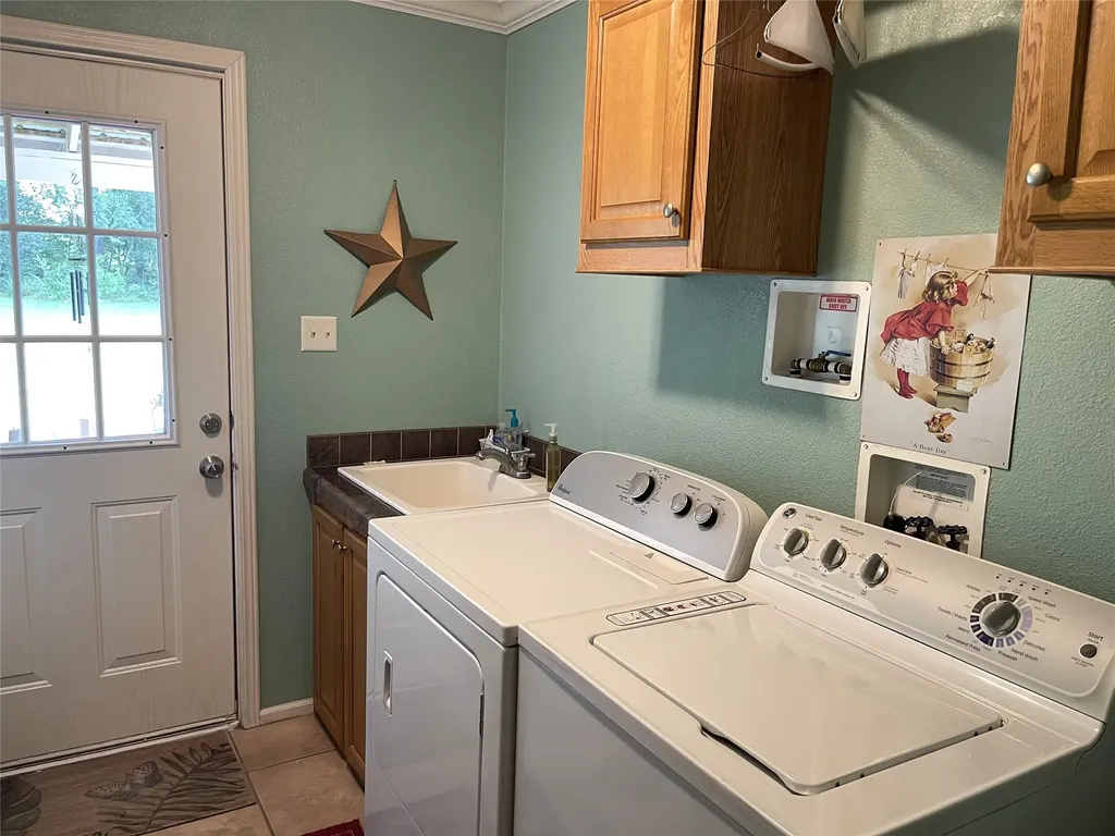 1666 Us Highway 84 Oakwood TX 75855
