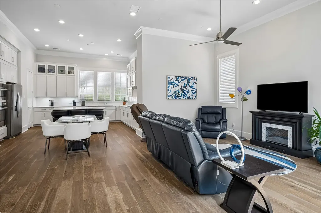 14999 Oak Street Addison TX 75001