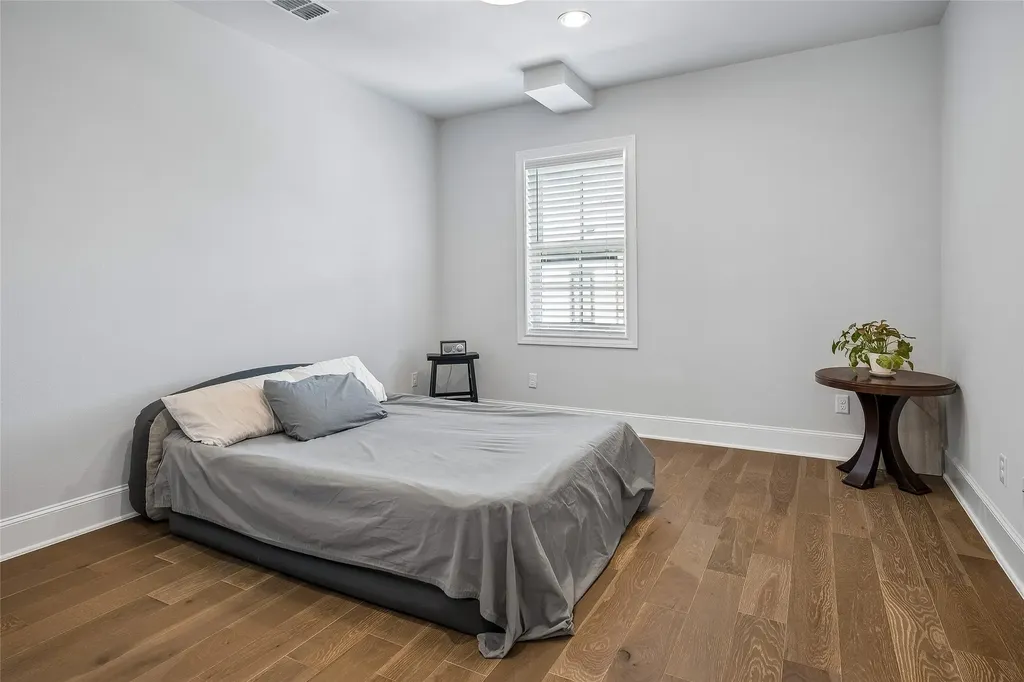 14999 Oak Street Addison TX 75001