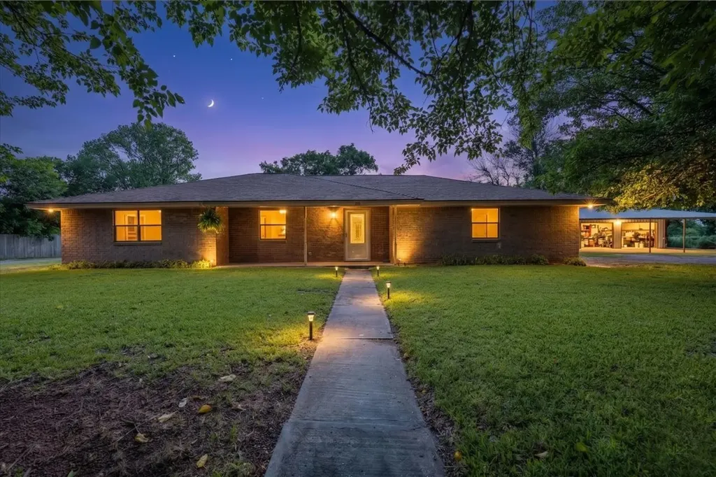 131 S Crescent Street Gorman TX 76454