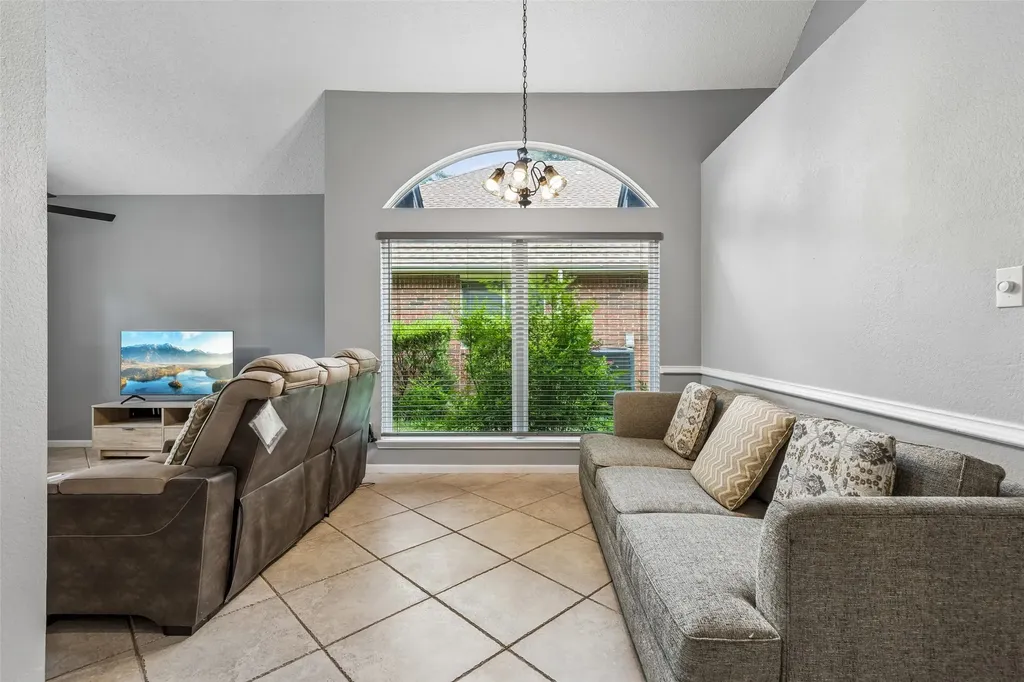 2225 Chapel Downs Drive Arlington TX 76017