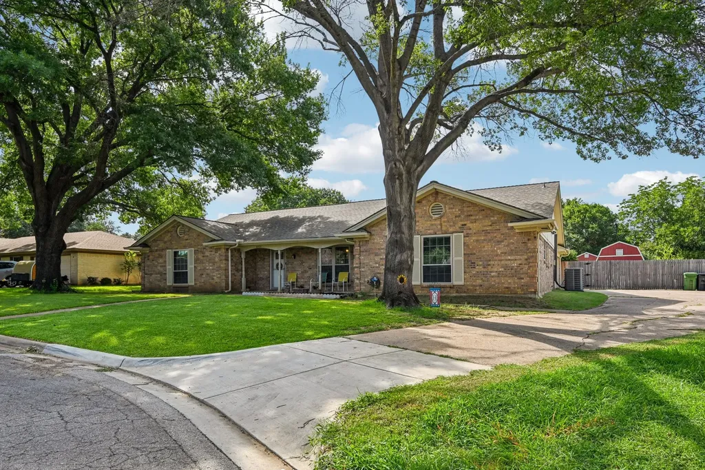 6404 Suncrest Court North Richland Hills TX 76180