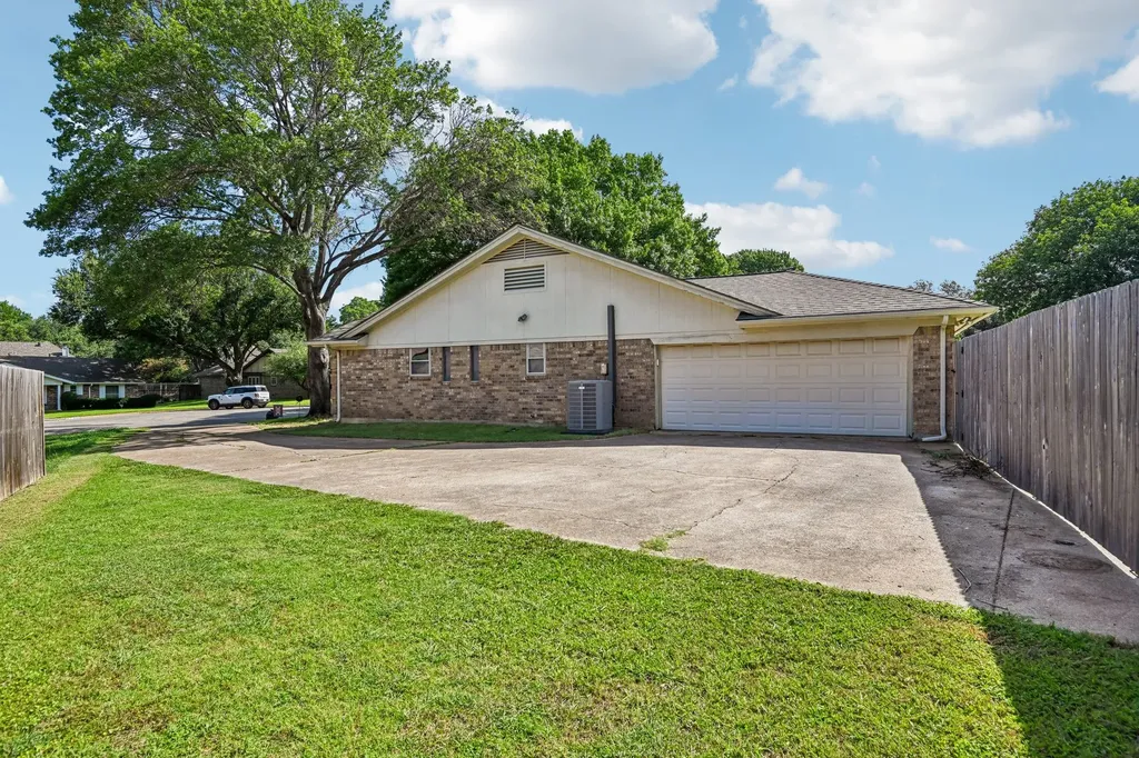 6404 Suncrest Court North Richland Hills TX 76180