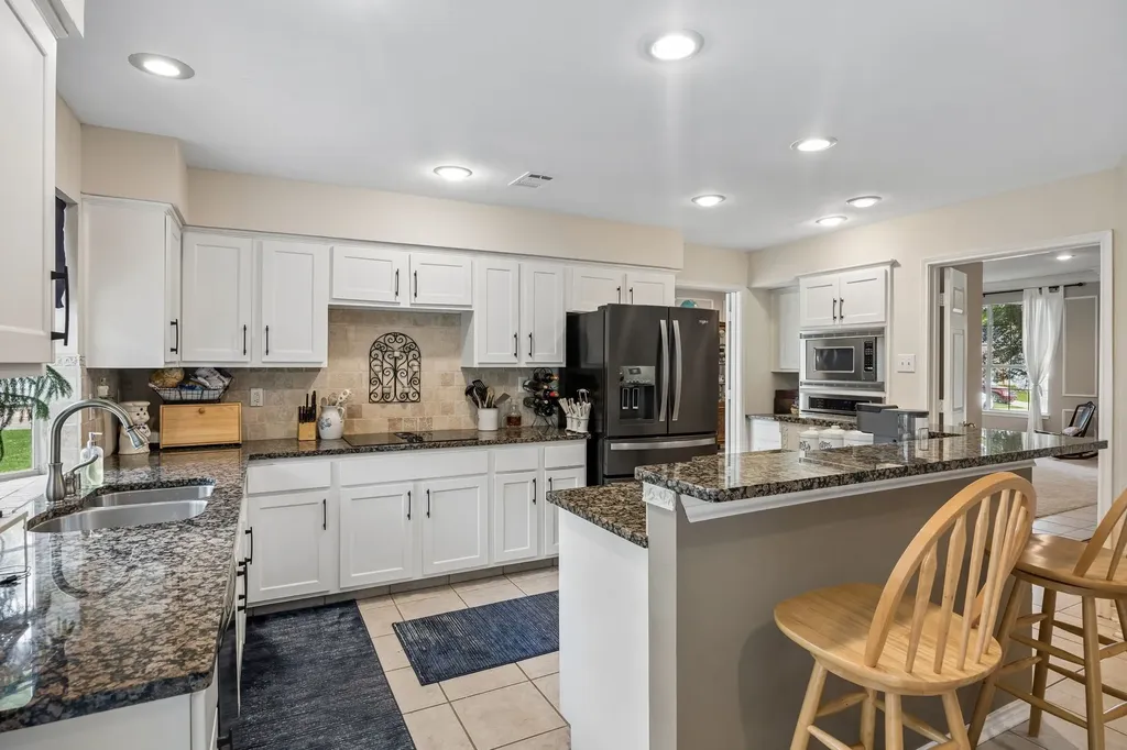 800 Fernwood Court Highland Village TX 75077