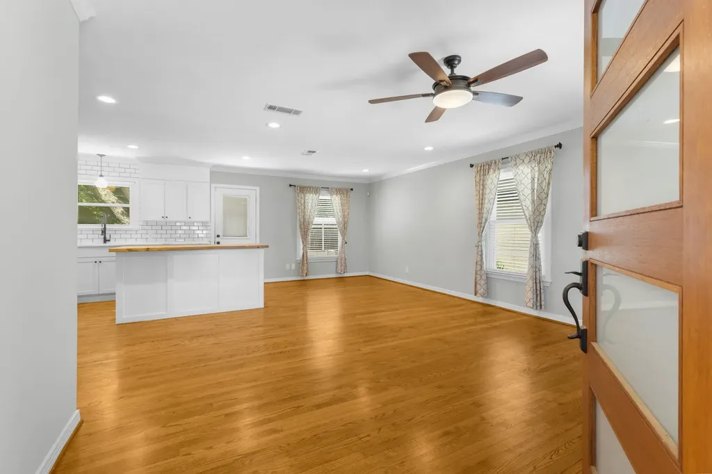 563 Hambrick Road Dallas TX 75218