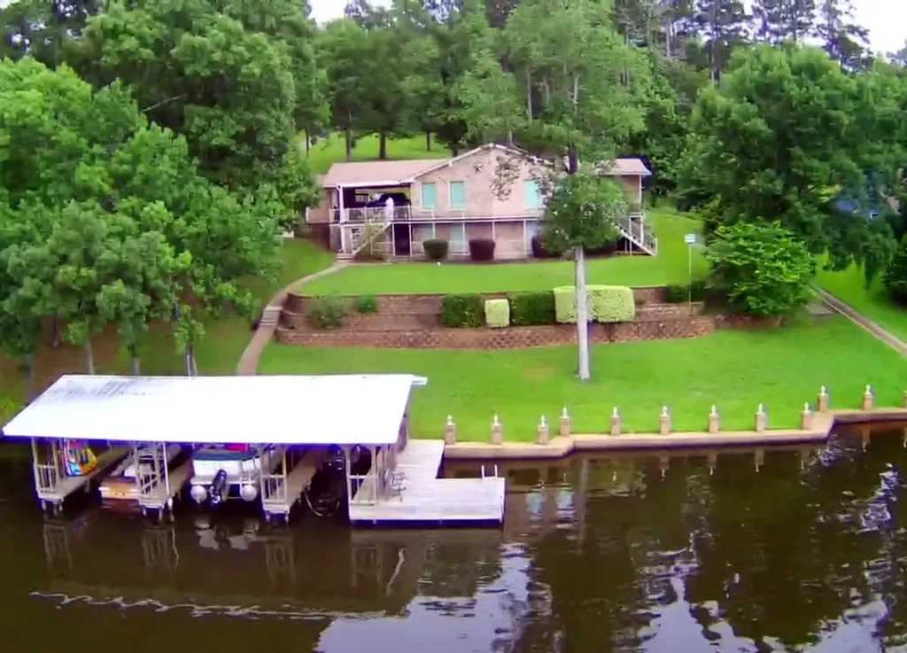 3073 East Lake Gladewater TX 75647