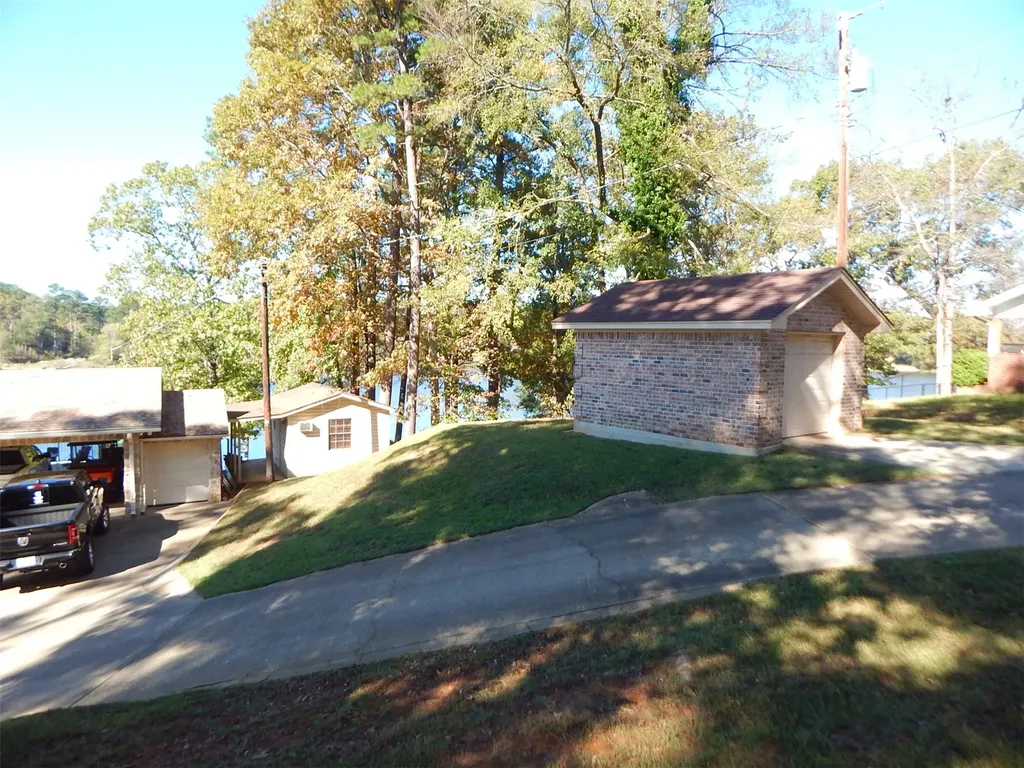 3073 East Lake Gladewater TX 75647