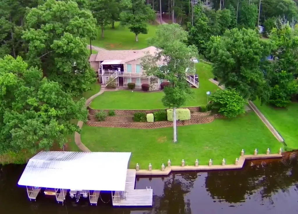 3073 East Lake Gladewater TX 75647