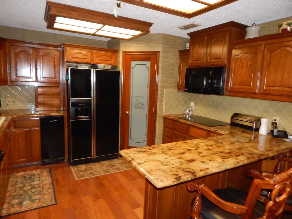 3073 East Lake Gladewater TX 75647