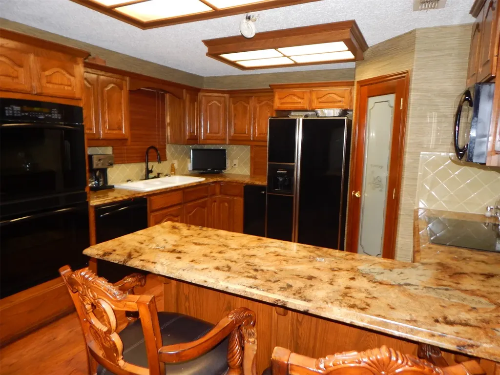 3073 East Lake Gladewater TX 75647
