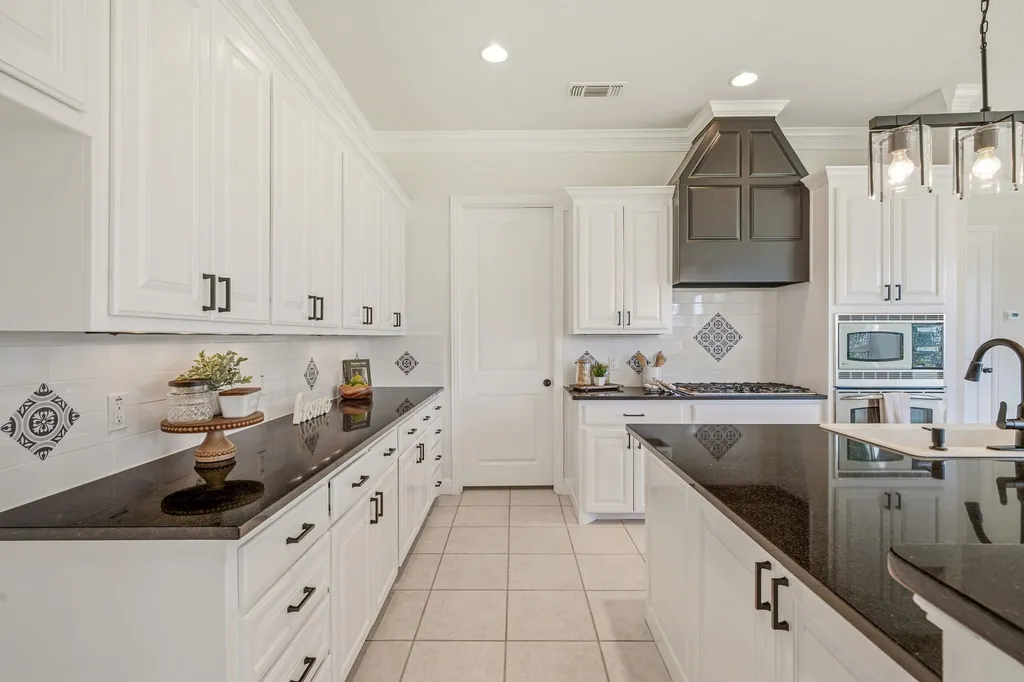 2414 Vineyard Drive Granbury TX 76048