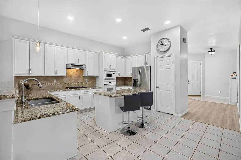 9827 Cliffside Drive Irving TX 75063