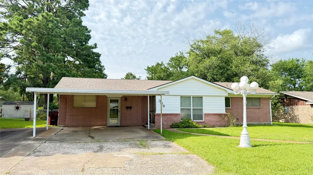 309 Glen Oaks Bonham TX 75418