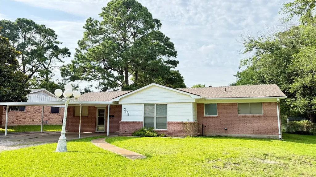 309 Glen Oaks Bonham TX 75418