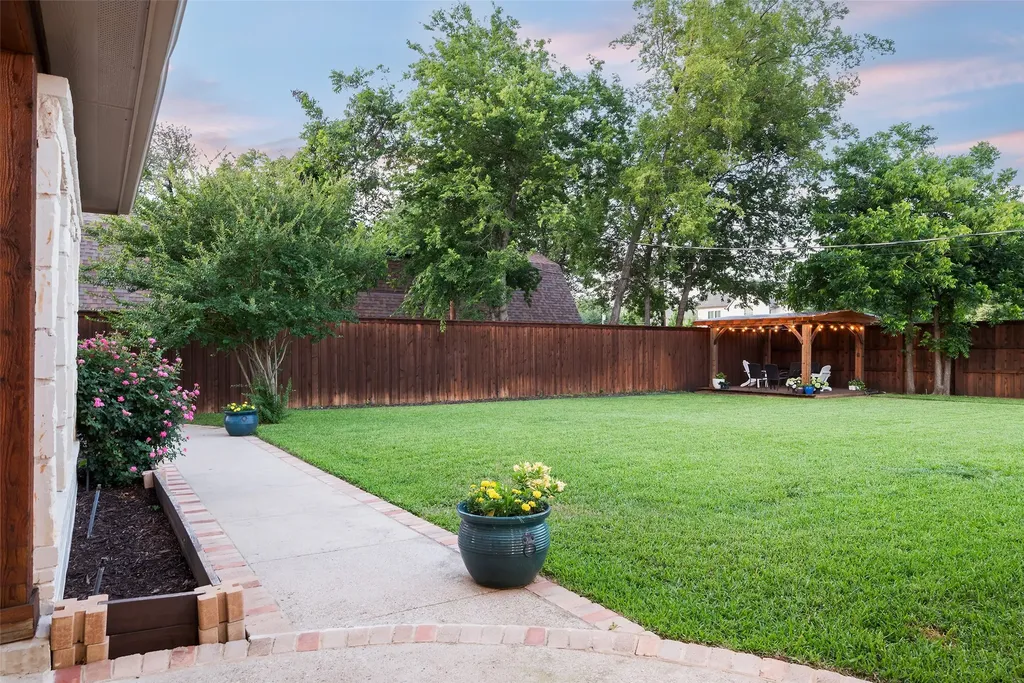 3867 Beutel Court Dallas TX 75229