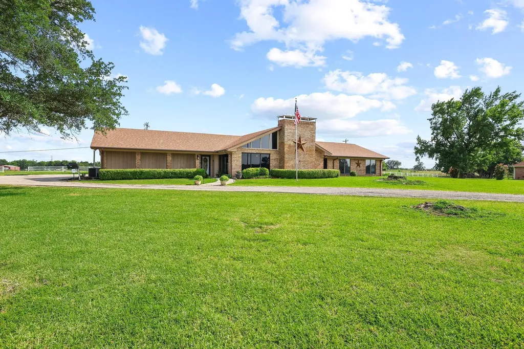 1900 S Shore Drive Bonham TX 75418