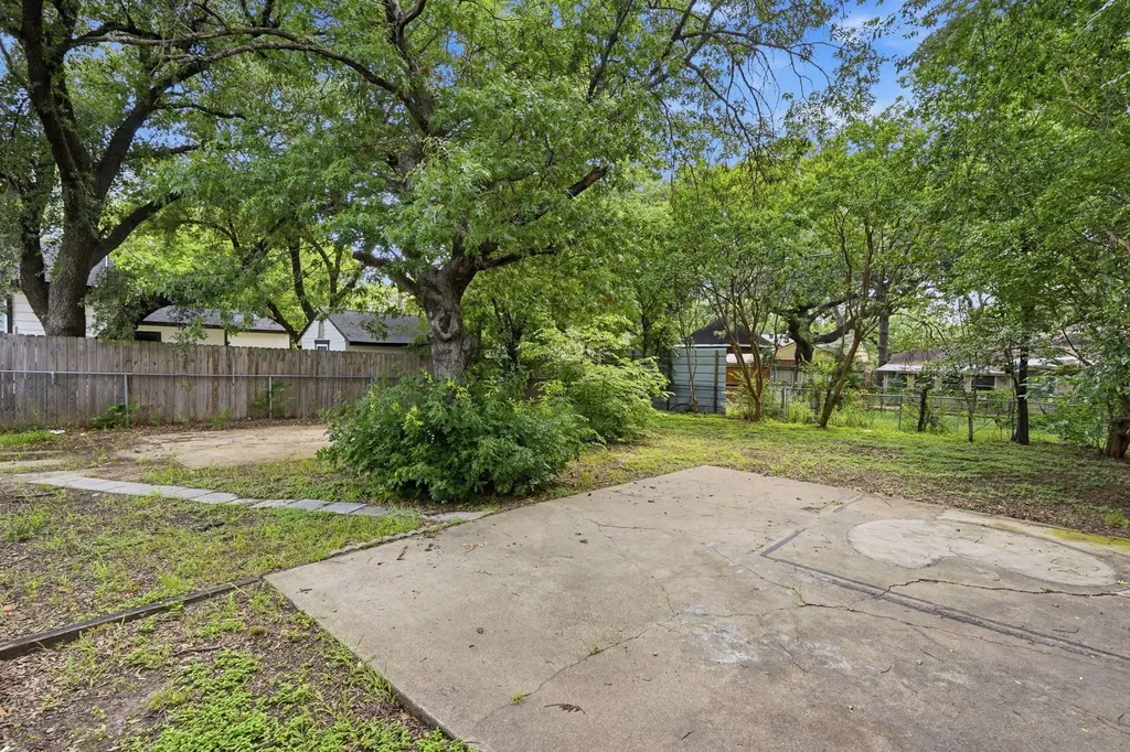 1450 Holcomb Road Dallas TX 75217