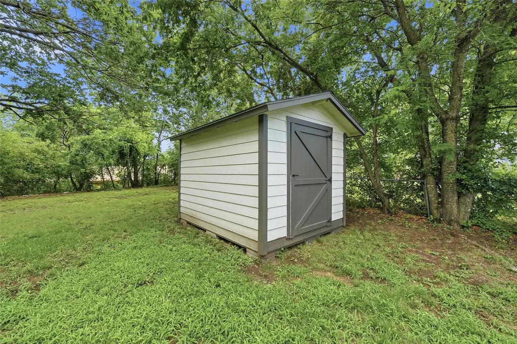1525 W Woodard Street Denison TX 75020