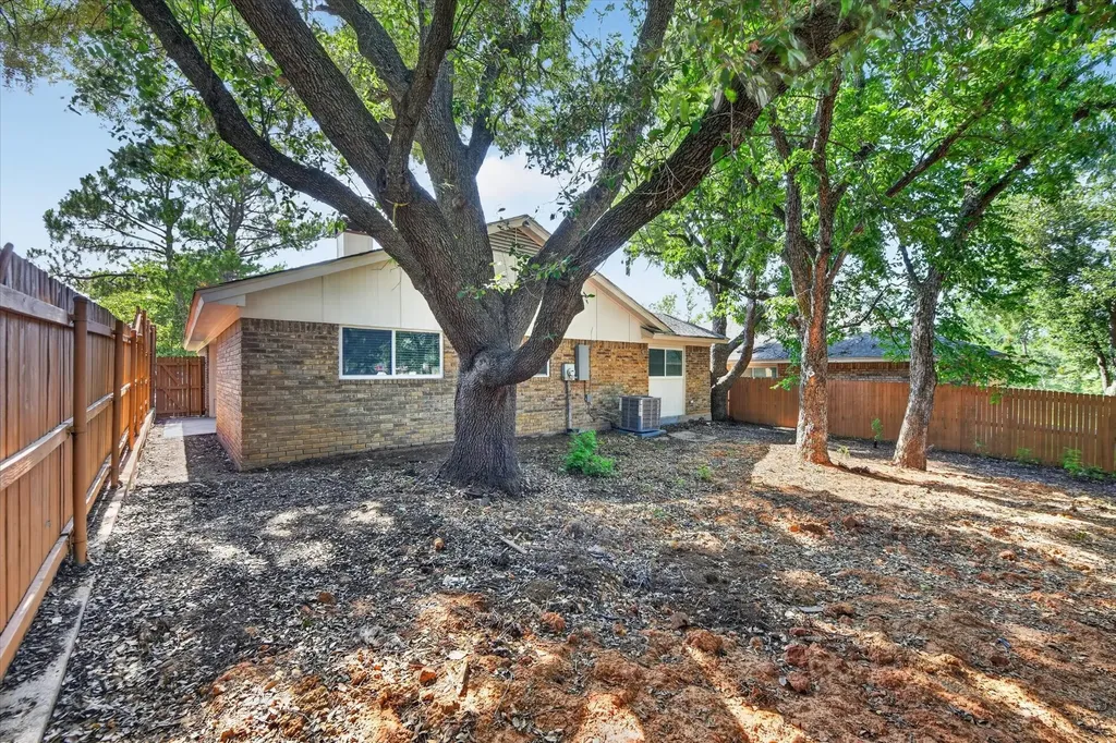 24 Oakmont Court Pantego TX 76013