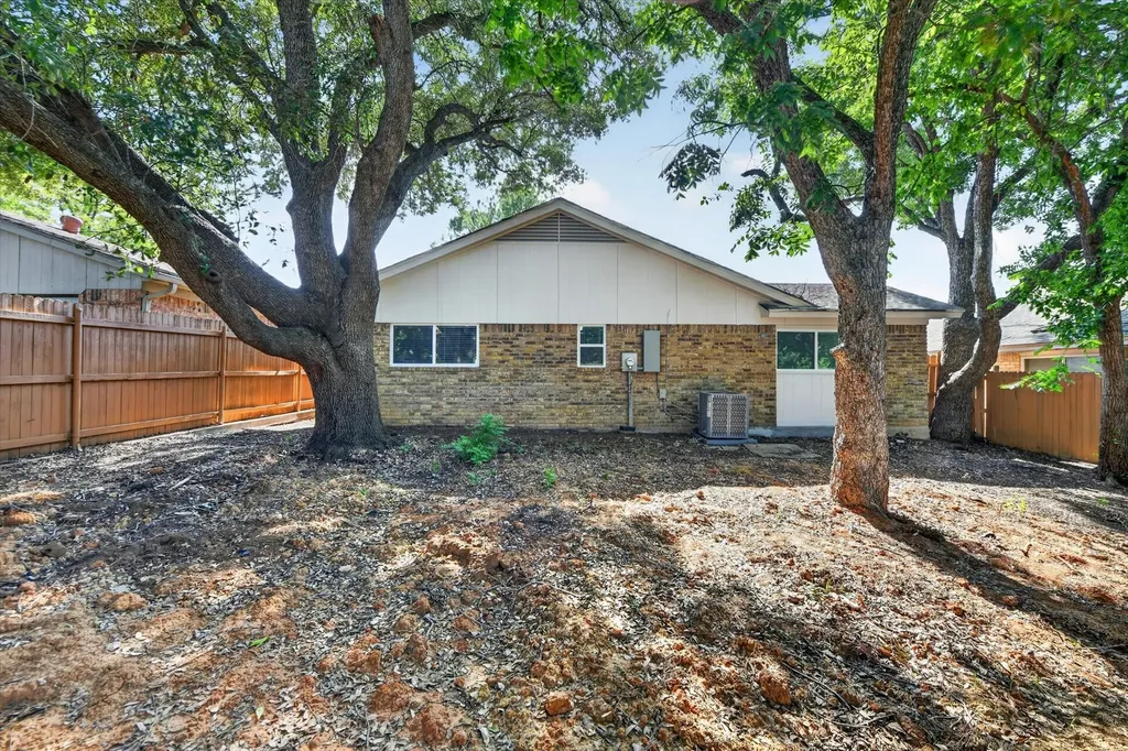 24 Oakmont Court Pantego TX 76013