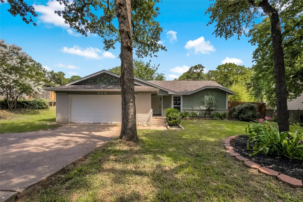 313 High Crest Drive Azle TX 76020
