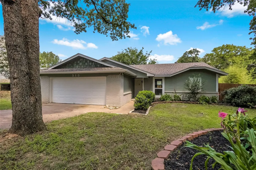 313 High Crest Drive Azle TX 76020